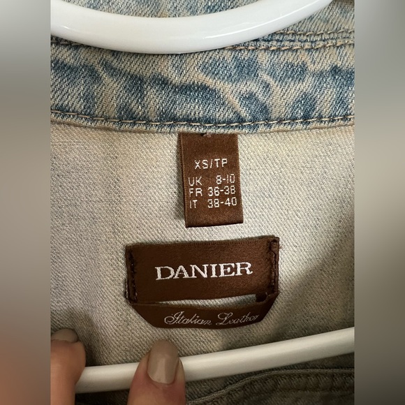 Danier super trendy distressed jean and leather jacket - size XS - preloved - Picture 3 of 5
